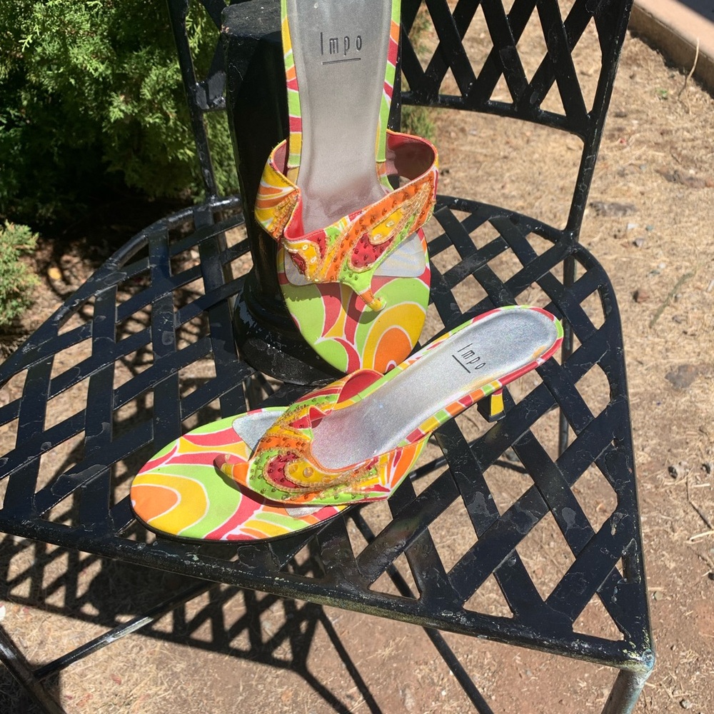 Impo Women's Colorful vintage mod Swirl print thong kitten heel sandals Mules - Picture 4 of 9